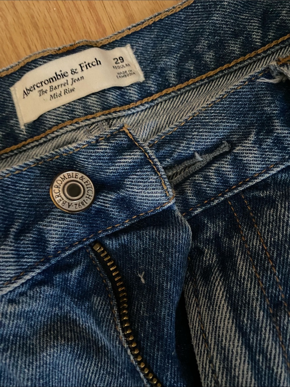 Preowned Abercrombie & Fitch medium Wash  barrel Jeans 29 -size 12 Excellent - Picture 4 of 4